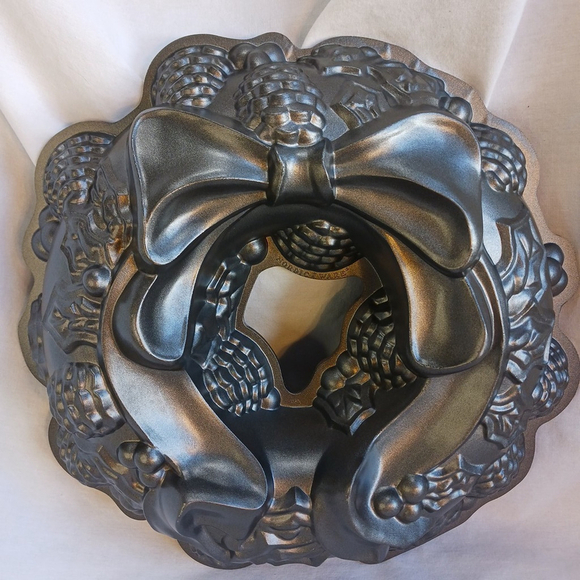 Nordic Ware Holiday Wreath Bundt Cake Pan Nordic Ware USA 9 Cup Large 12" - Picture 1 of 5